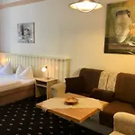Schweizerhaus بيت ضيافة