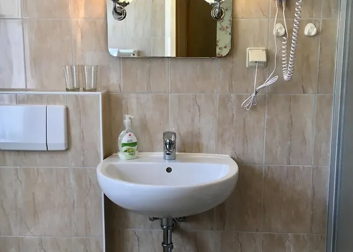 Schweizerhaus Pensión 3*